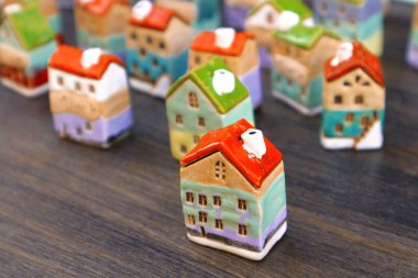 ahşap masa üzerinde renkli oyuncak evler