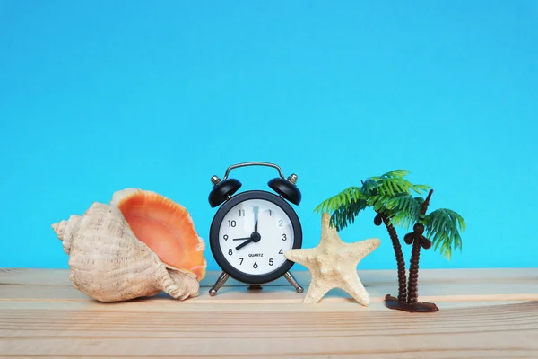 Väckarklocka Med Toy Palms Seashell Och Starfish Blå Bakgrund — Stockfoto