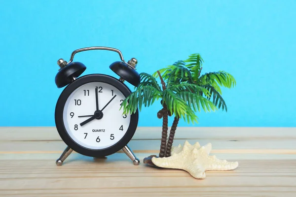 Väckarklocka Med Toy Palms Och Starfish Blå Bakgrund — Stockfoto