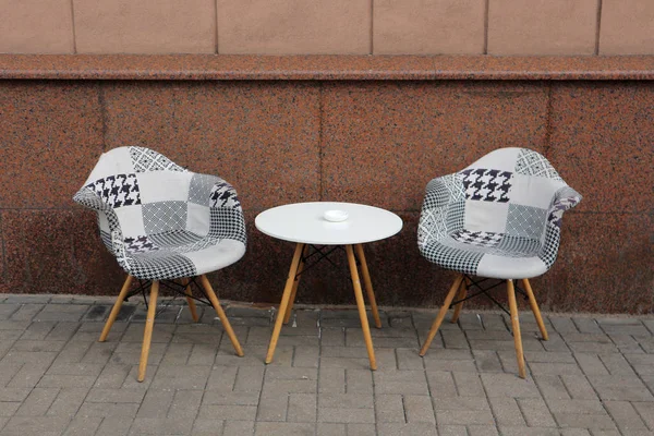 Bina duvarının yanında sokakta retro tarzı ve masa iki sandalye. Beyaz Rusya, Minsk, 16 Temmuz 2019.