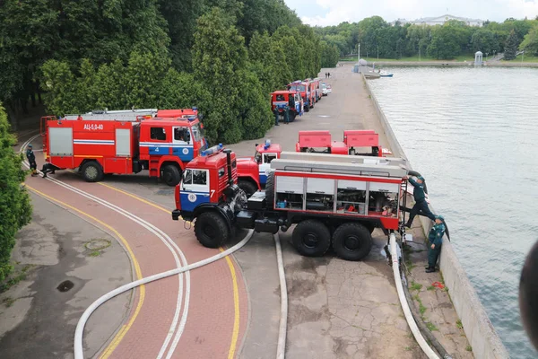 Los Camiones Bomberos Recogen Agua Del Río Para Apagar Fuego —  Fotos de Stock