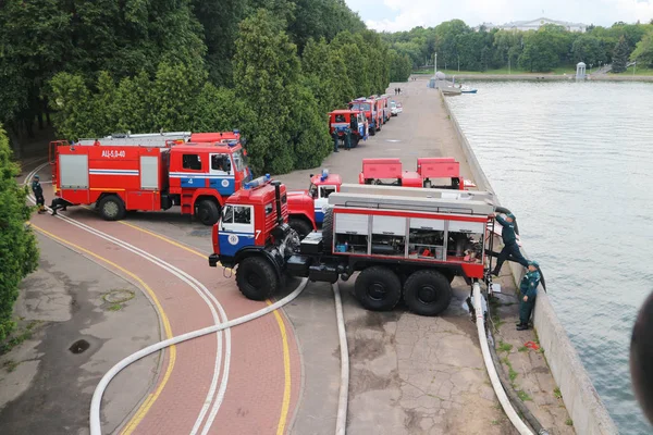 Löschfahrzeuge Sammeln Wasser Aus Dem Fluss Das Feuer Löschen Weißrussland — Stockfoto