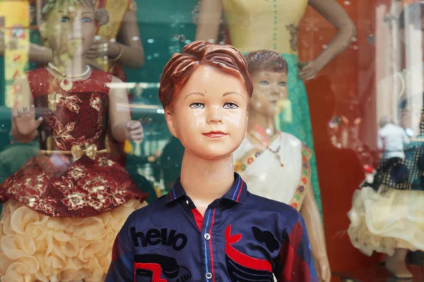 Boneco Criança Meninos Manequins Vitrine Roupas Infantis Índia Tiruchchchirappalli Janeiro — Fotografia de Stock