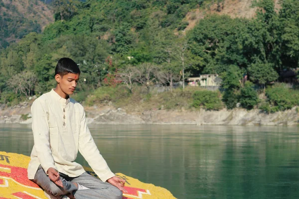 Joven Adolescente Indio Está Meditando Rishikesh Contexto Hermosa Vista Naturaleza —  Fotos de Stock