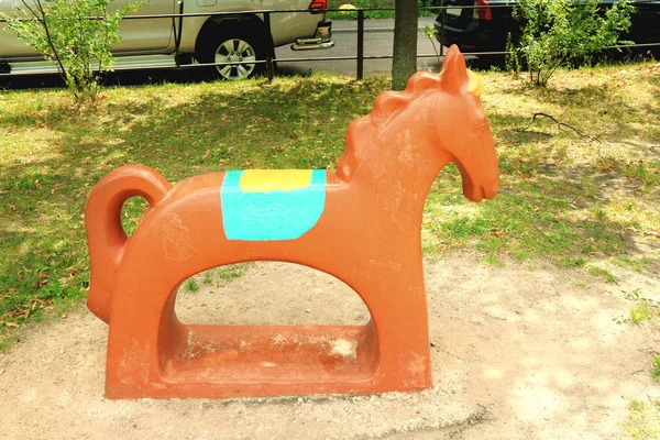 Oyun alanında dekoratif beton at.