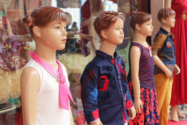 Mannequins Gyermekek Egy Kirakatba Gyermekek Ruházati India Tiruchchirappalli Január 2018 — Stock Fotó