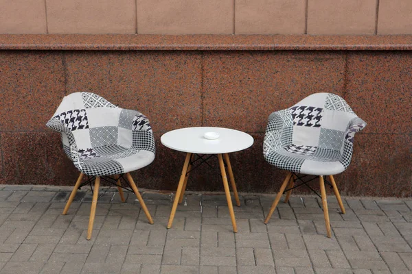 Két Szék Retro Stílusban Asztal Utcában Fal Közelében Épület Belorusszia — Stock Fotó