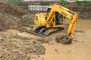 inşaat sahasında sarı buldozer.