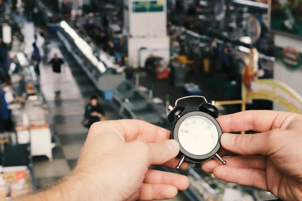 Petit Réveil Dans Les Mains Sur Fond Plancher Commercial Homme — Photo