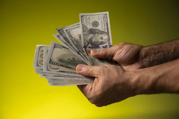 Bir erkek eli ve bir dolar.