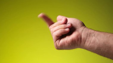 Bir adamın eli diğerine işaret eder, 