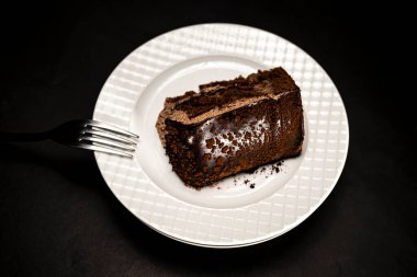 Beyaz tabakta çikolatalı pasta.