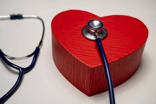 Steteskoplu kırmızı kalp ve kırmızı kalp. 