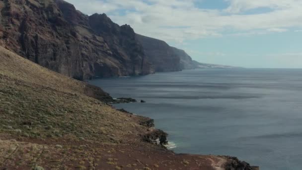 Levantamento Aéreo Acima Oceano Atlântico Tenerife Ilhas Canárias Rochas Los — Vídeo de Stock