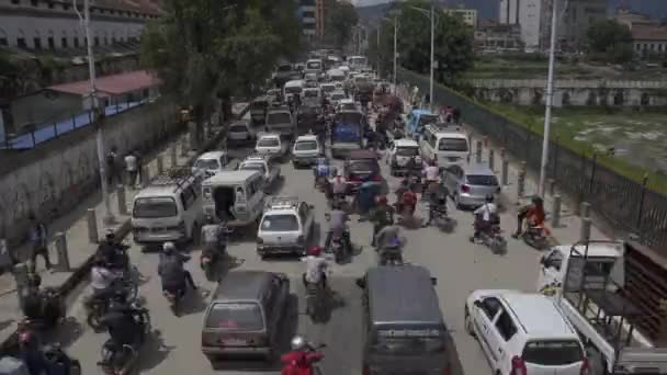 Kathmandu, Nepál Srpen 26, 2017. Pohled na dopravní zácpy na den čas v Káthmándú, Nepál. Přeplněné dopravní zácpě ve městě. Timelapse — Stock video