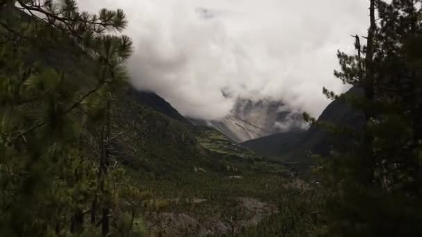 Nubes sobre las montañas del Himalaya, Nepal — Vídeo de stock