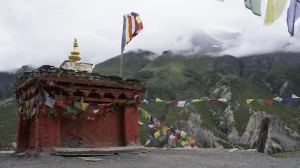 佛教祈祷旗 尼泊尔徒步旅行 喜马拉雅山的佛教旗帜 — 图库视频影像