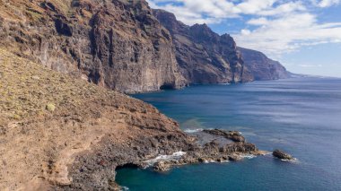 Dev kayalıklarla Los Gigantes bir sahil Tenerife