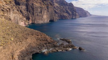 Dev kayalıklarla Los Gigantes bir sahil Tenerife