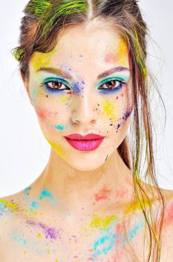 Güzel bir kadın yüzü. Yakından bir portre. Boyalı ten.