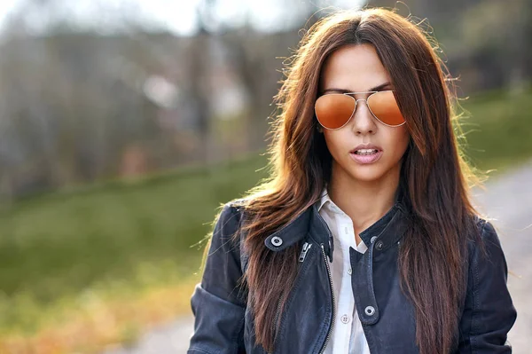 Güneş Gözlüklü Kadın Açık Hava Moda Portresi Kapat — Stok fotoğraf