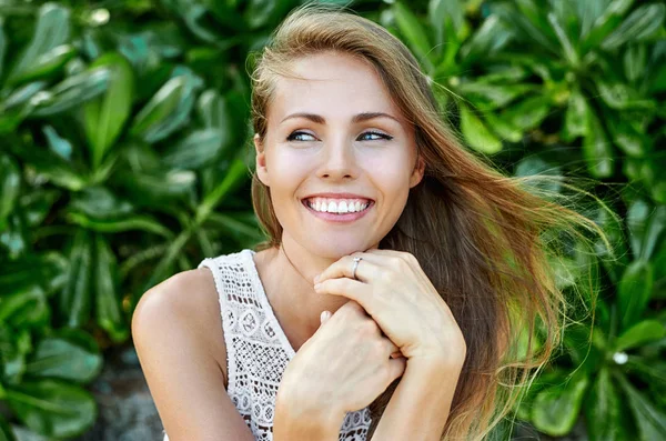 Mooie Glimlachende Vrouw Close Portret — Stockfoto