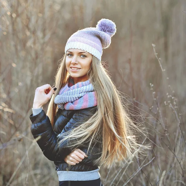 Outdoor portrait of sexy blonde girl in knitted clothes, smiling and looking at you — Stock Photo, Image