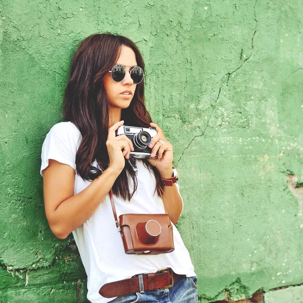 Hermosa joven posando con la vieja cámara de moda —  Fotos de Stock