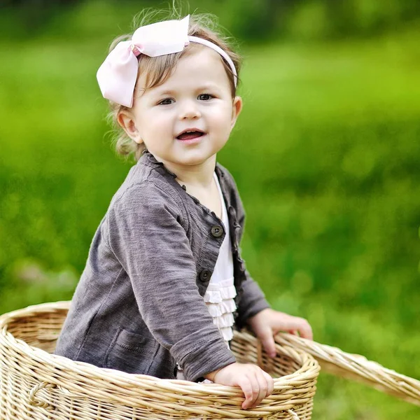 Sladká malá holka portrét v parku — Stock fotografie