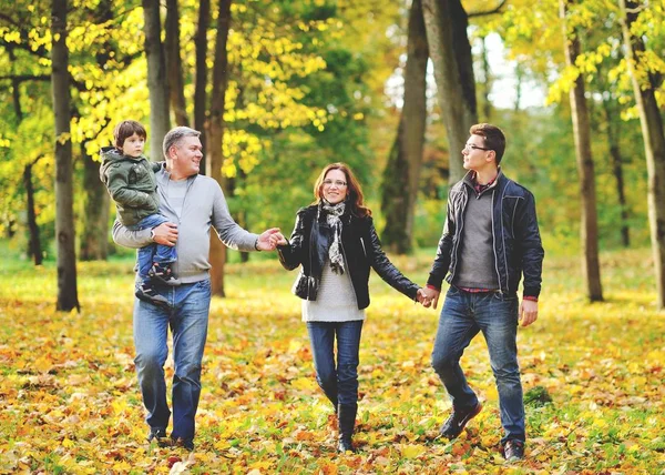公園を歩く幸せな家族 — ストック写真