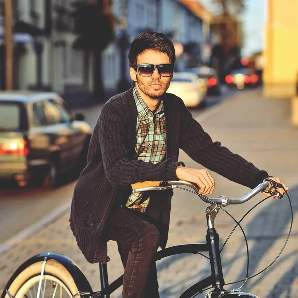 Handsome young man model biking in the city — Stock Photo, Image