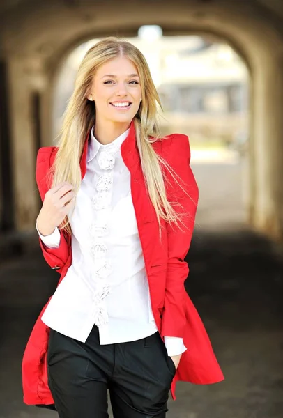 Pretty Woman Red Dress Walking Street Outdoor Fashion Portrait — ストック写真