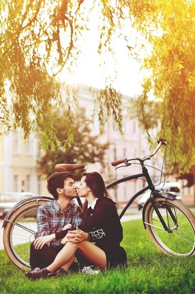 Hermosa pareja enamorada al aire libre —  Fotos de Stock