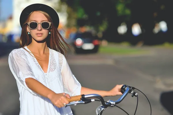 Modeporträt der schönen Mädchen mit Fahrrad — Stockfoto