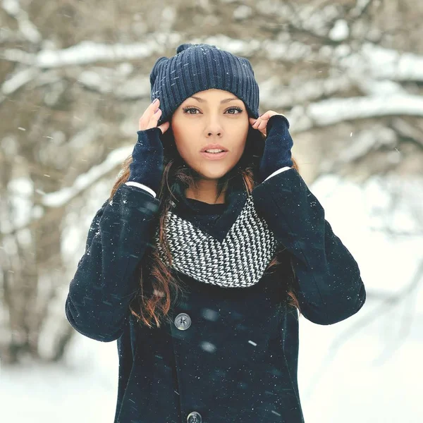 Mladá žena zimní portrét — Stock fotografie