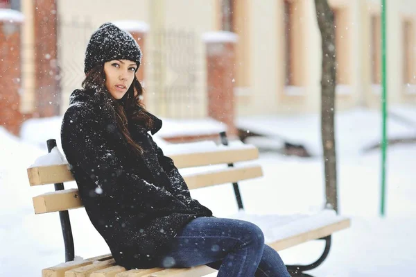 Porträtt av ung kvinna i vinterparken — Stockfoto