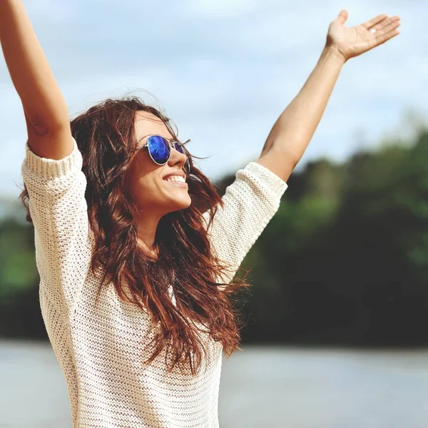 Mujer sonriente feliz con las manos levantadas - retrato al aire libre —  Fotos de Stock