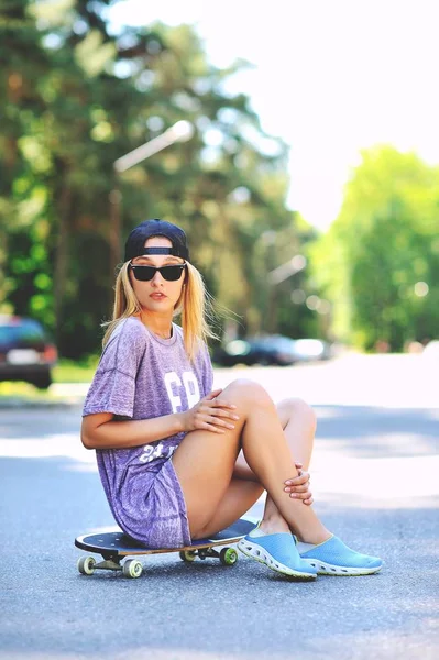 Tonåring med skateboard porträtt utomhus — Stockfoto