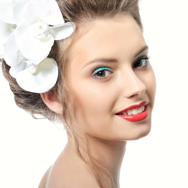 Mulher sorridente bonita com flores isoladas em branco — Fotografia de Stock