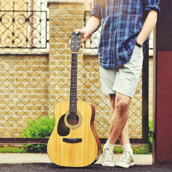 Bonito homem com guitarra — Fotografia de Stock