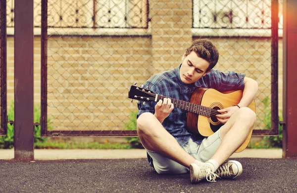 Dospívající chlapec hraje akustická kytara — Stock fotografie