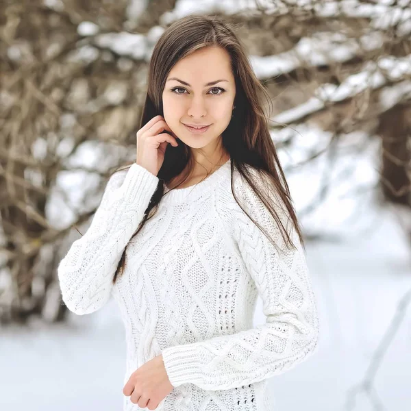 Attraktive junge Frau im Winter draußen — Stockfoto