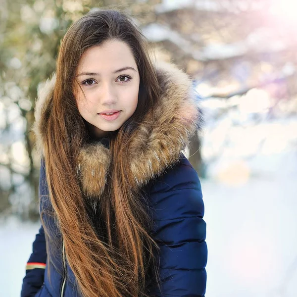 Nahaufnahme Porträt eines hübschen kleinen Mädchens — Stockfoto