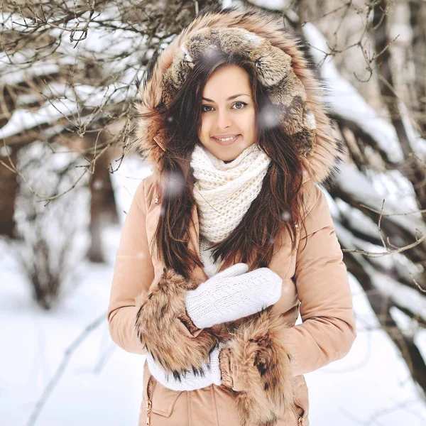Портрет красивой девушки зимой — стоковое фото