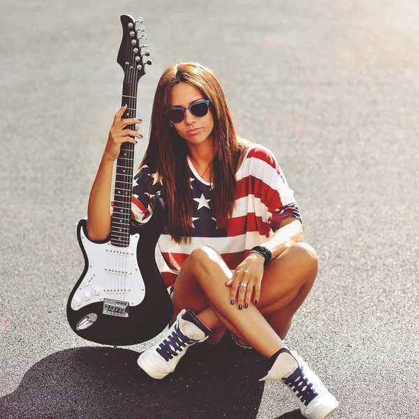 Mujer hermosa joven con guitarra eléctrica - al aire libre —  Fotos de Stock
