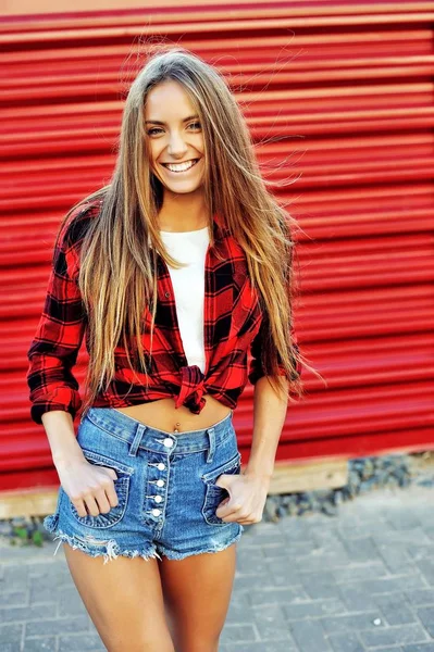 Menina sorridente bonita elegante em roupas casuais modernas — Fotografia de Stock