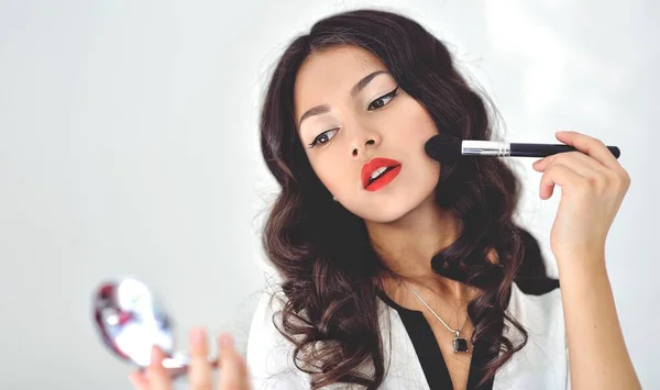 Hermoso retrato de mujer joven atractiva y natural con cepillo de maquillaje sobre fondo blanco —  Fotos de Stock