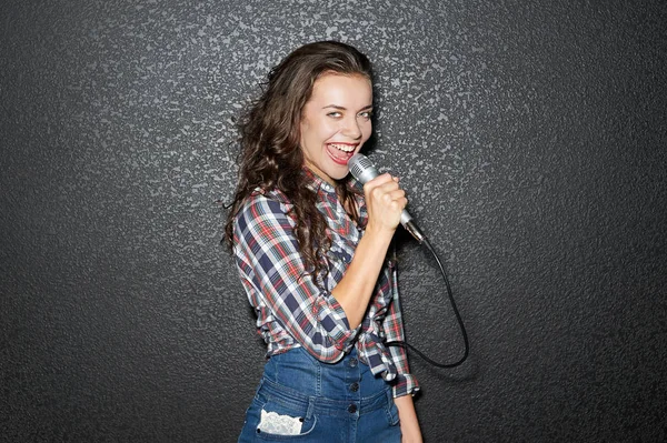 Hermosa Chica Rizada Cantando Con Micrófono — Foto de Stock