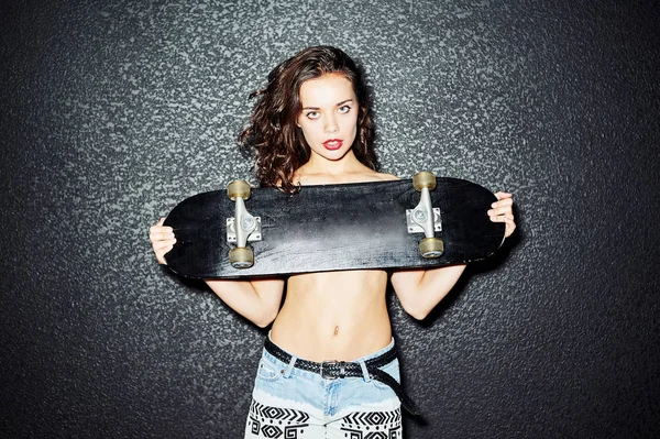 Модний портрет стильної дівчини зі скейтбордом — стокове фото