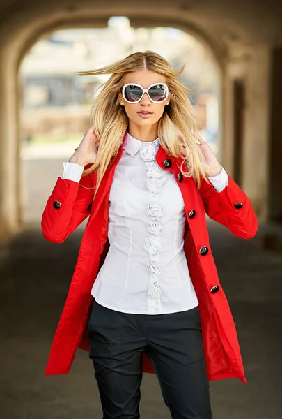 Street fashion portrait of stylish woman in sunglasses — Stock Photo, Image